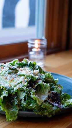 Ensalada César de yuzu: lechugas de Glenn Scott Farms en Hammondsport, piave vecchio, anchoas, panko tostado y yuzu. - PETE WAYNER.